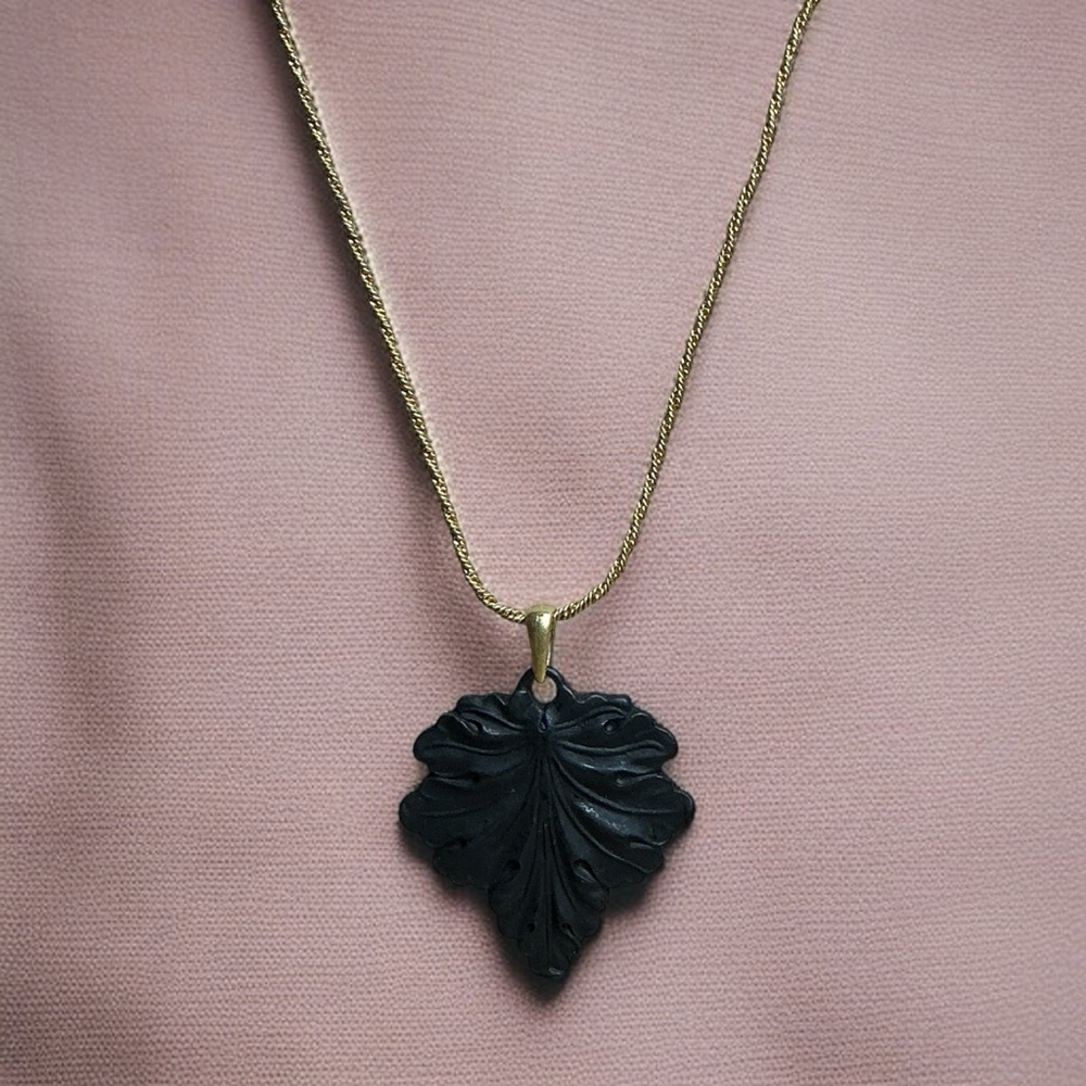 Liz Claiborne Black Leaf Pendant Necklace with Gold Chain - Picture 1 of 3